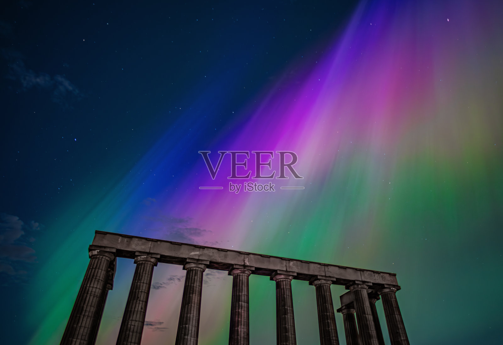 英国爱丁堡地磁风暴期间，卡尔顿山上壮观的北极光照片摄影图片