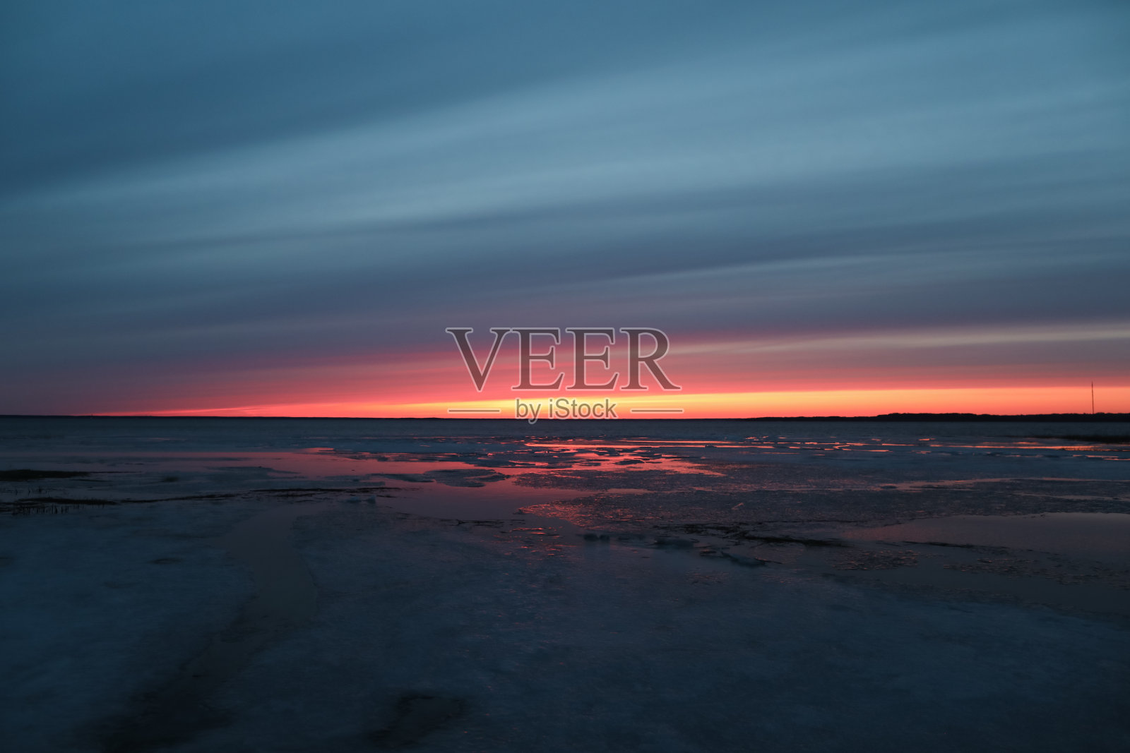 日落时色彩斑斓的多云天空。渐变颜色。天空纹理。美丽抽象的自然日落为背景照片摄影图片