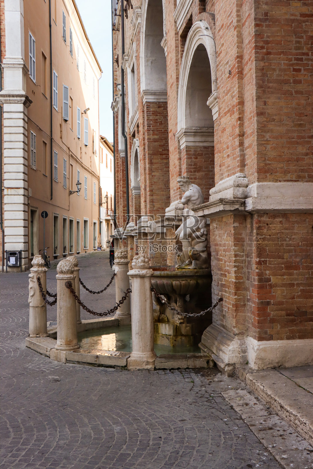 塞尼加利亚市(意大利马尔凯)的海王星雕像喷泉照片摄影图片