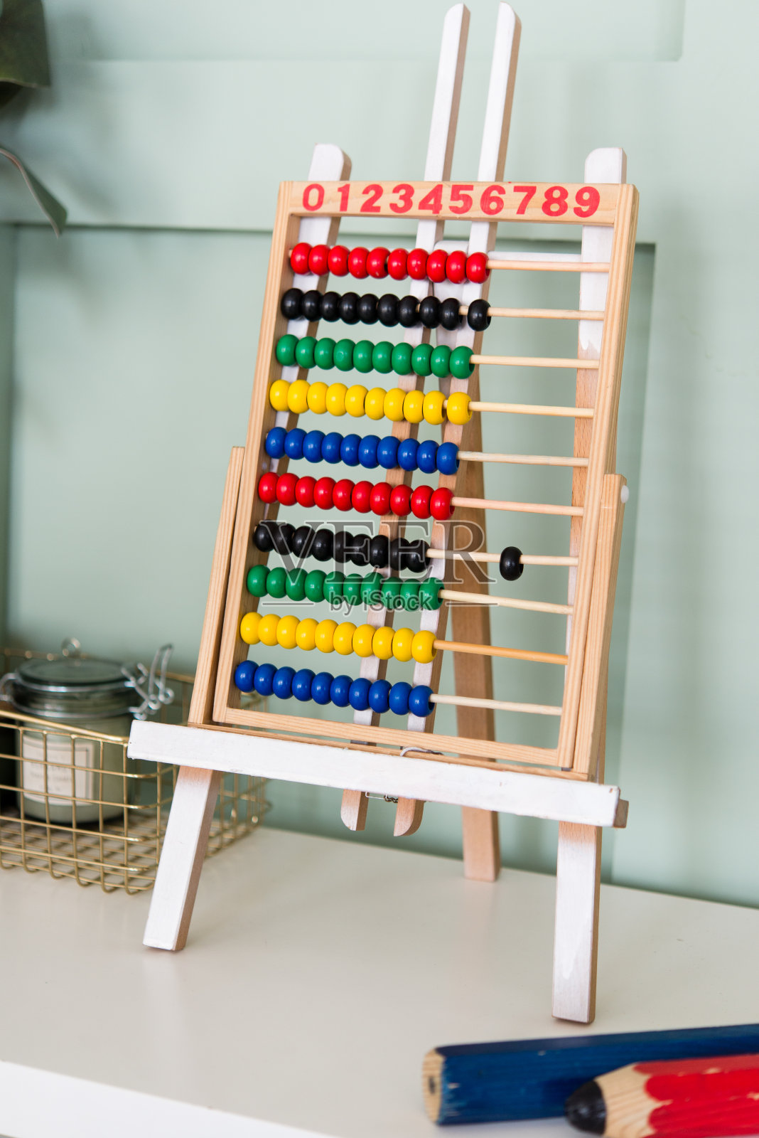 珠算用珠子在木制彩虹算盘上计算数字。数学学习理念照片摄影图片