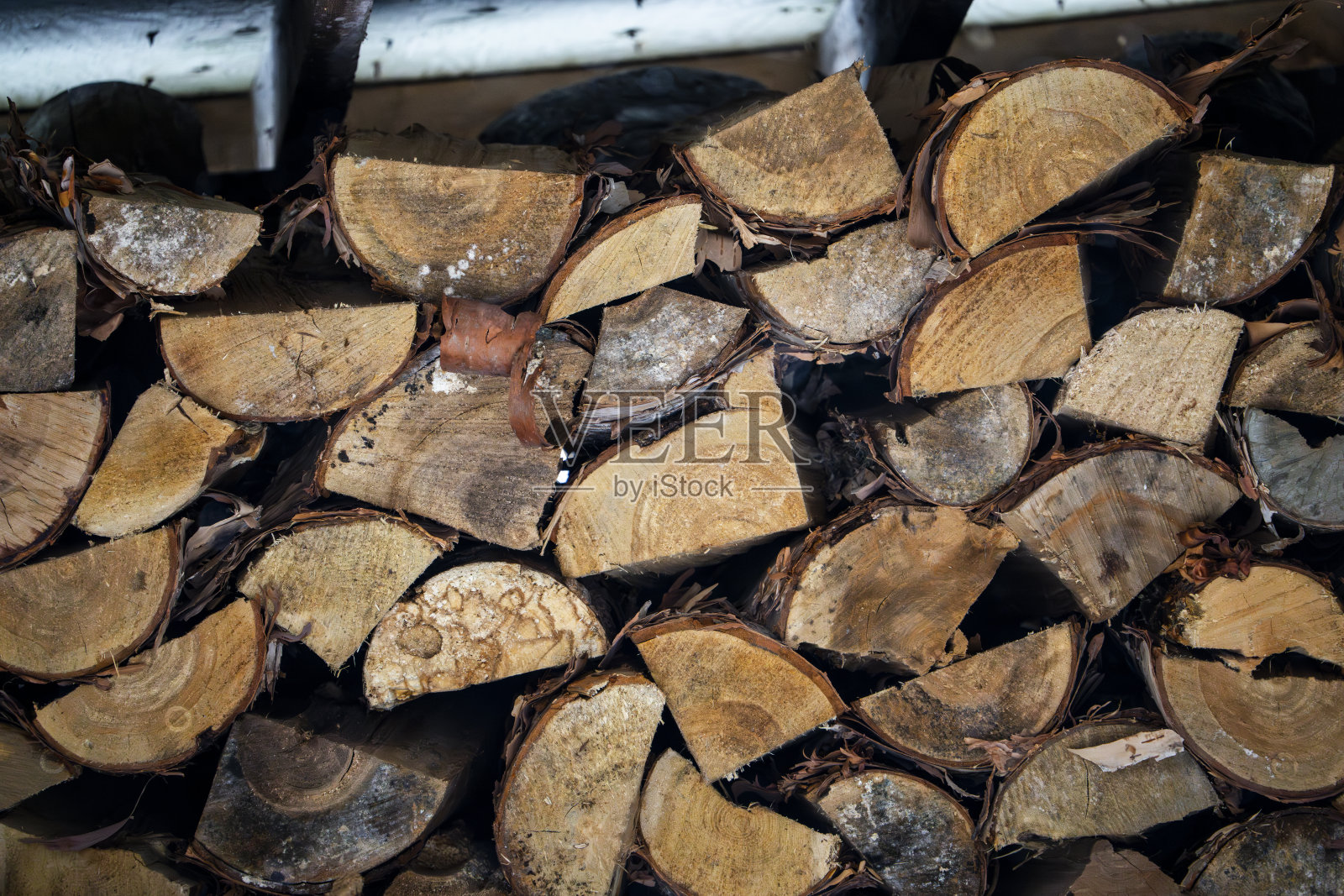 一堆为冬天取暖而储存的劈柴照片摄影图片