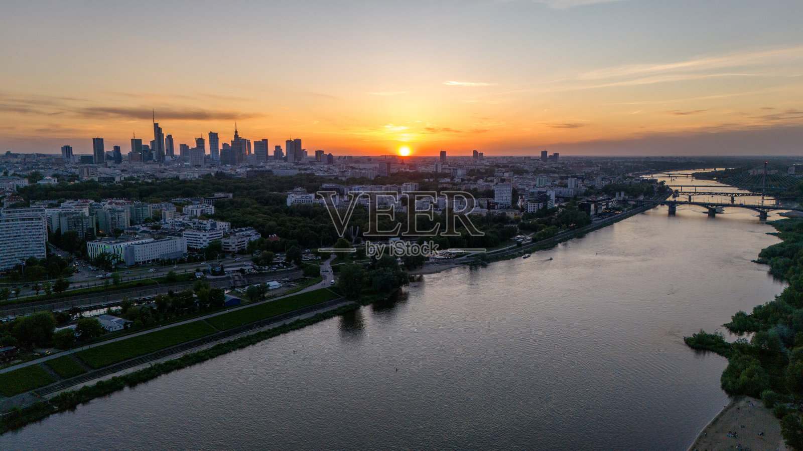 春天，波兰华沙的夕阳照片摄影图片
