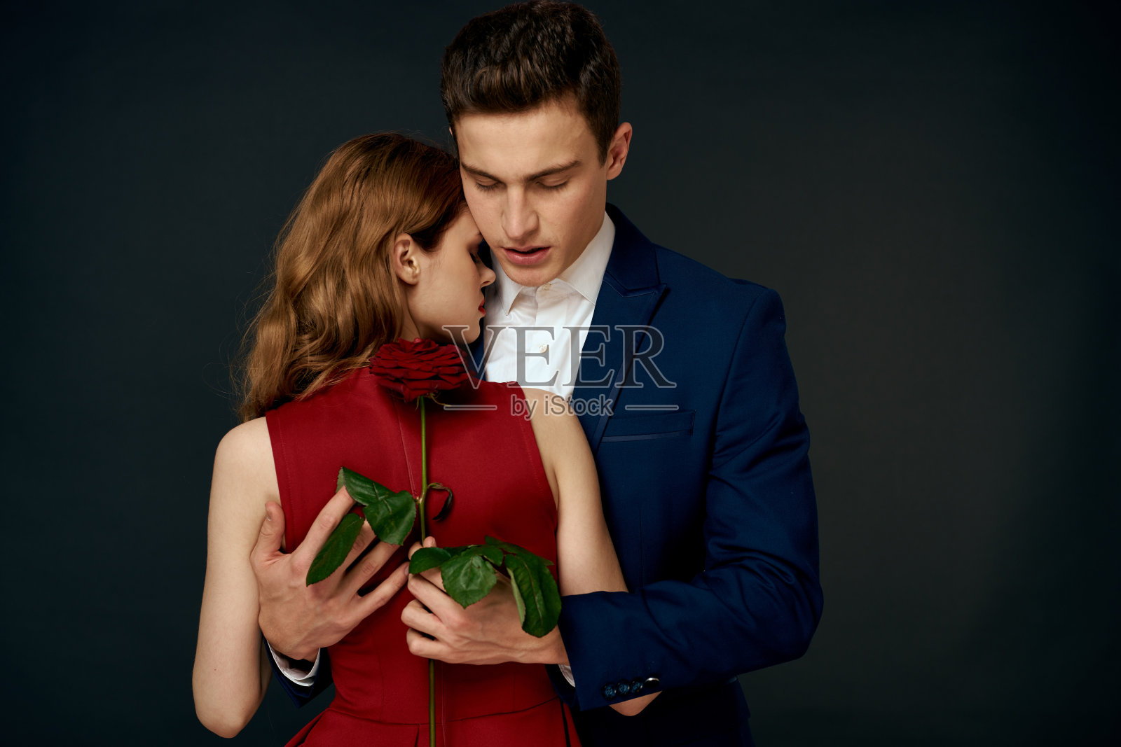 美丽的情侣魅力拥抱生活方式关系玫瑰豪华黑暗背景照片摄影图片