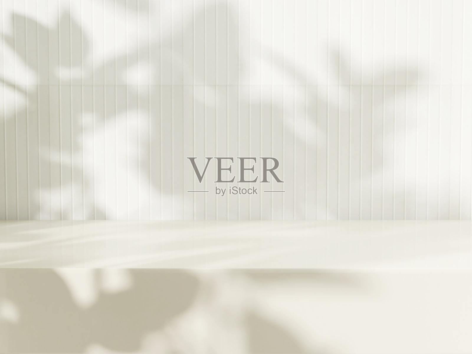 空白的极简白色柜台裙台，柔和美丽的斑驳阳光，奶油瓷砖墙上的热带树叶叶影照片摄影图片