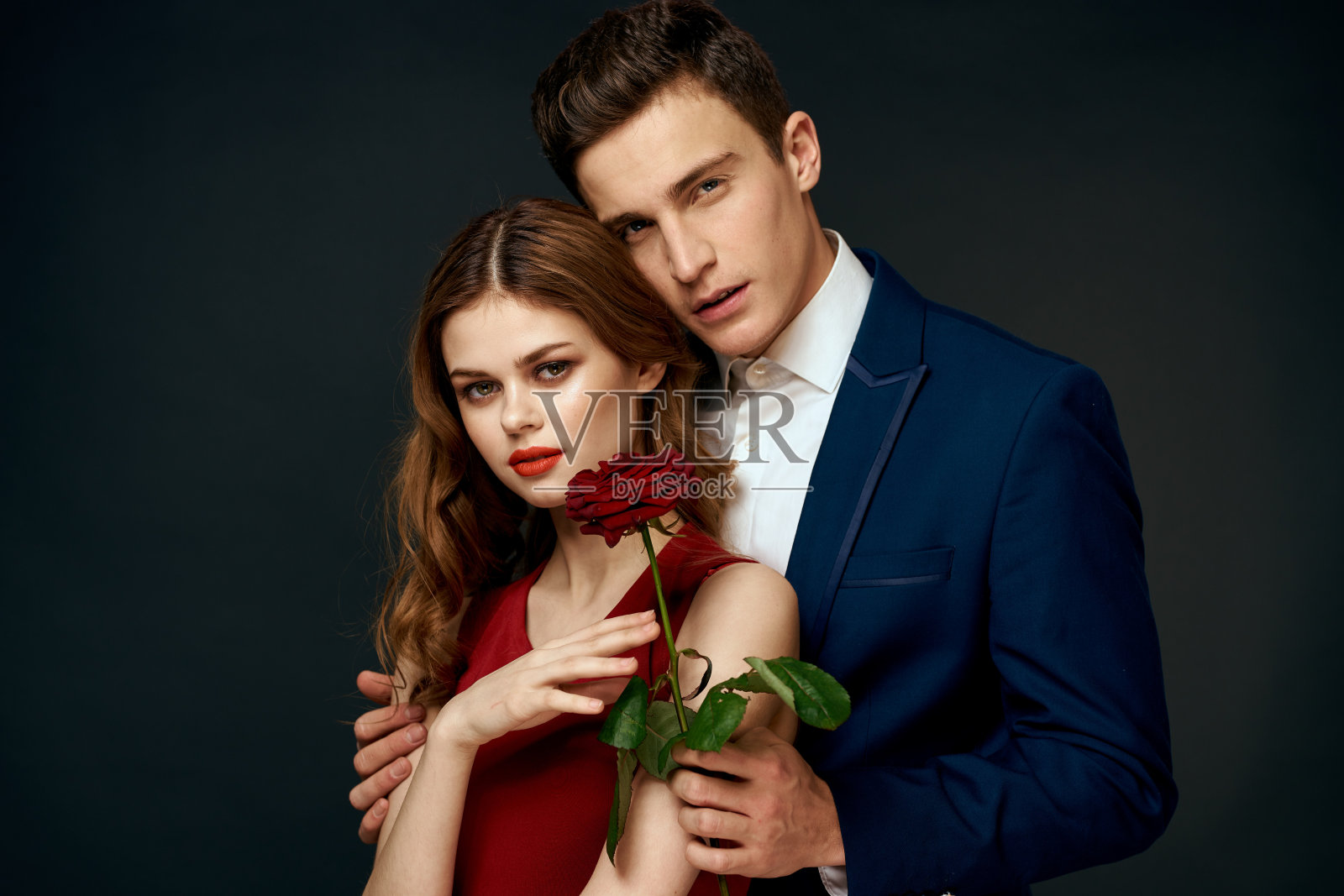 美丽的情侣魅力拥抱生活方式关系玫瑰豪华黑暗背景照片摄影图片