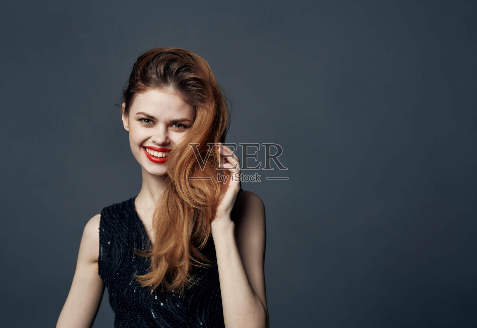 精力充沛的红头发女人用手比划着喜悦的心情照片摄影图片