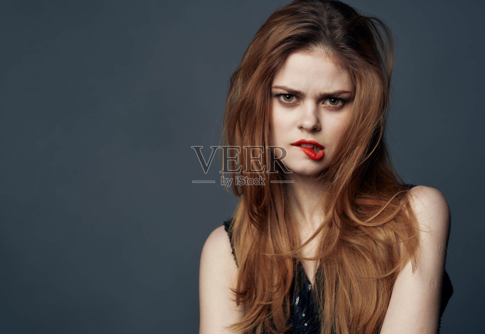 红发女人的肖像与红唇情感模型灰色背景照片摄影图片