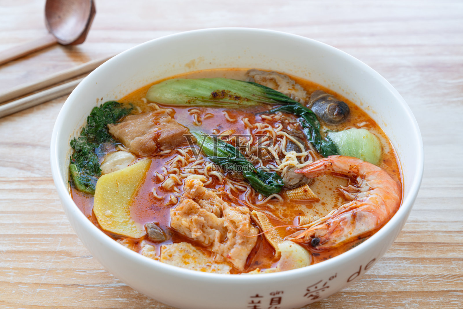 海鲜面汤。照片摄影图片