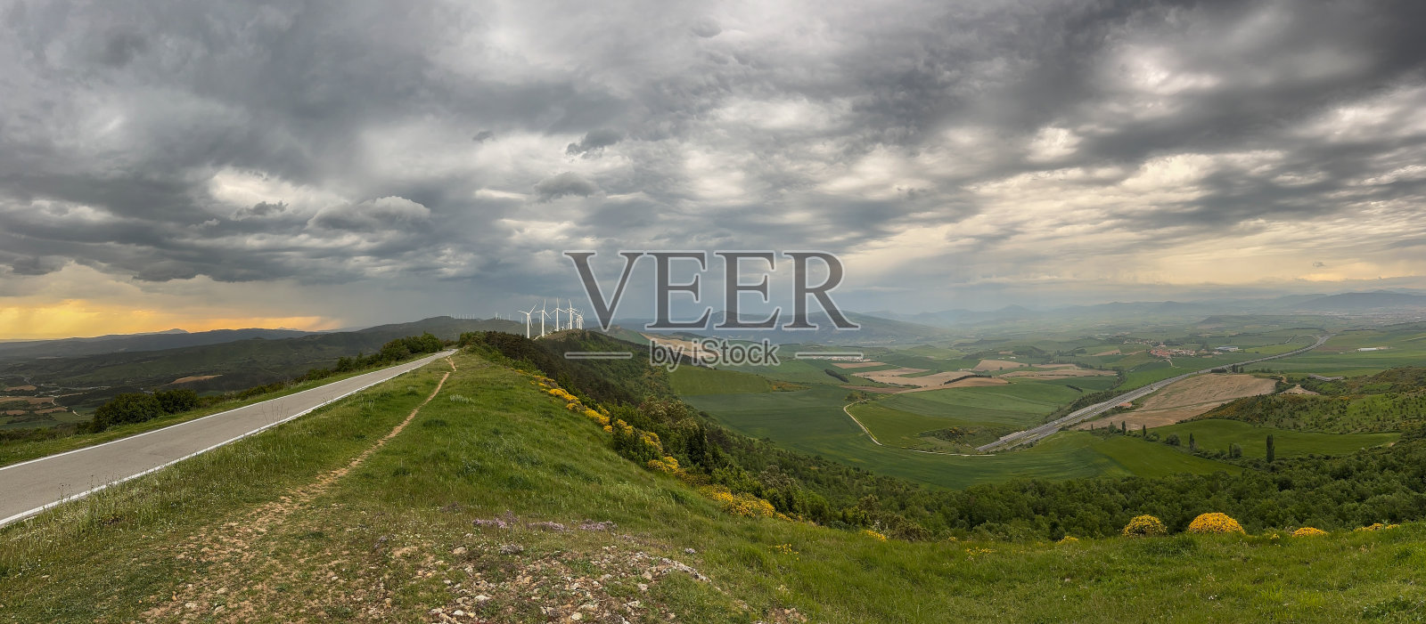 纳瓦拉山脉阴天的自然全景，有风车和石碑。照片摄影图片