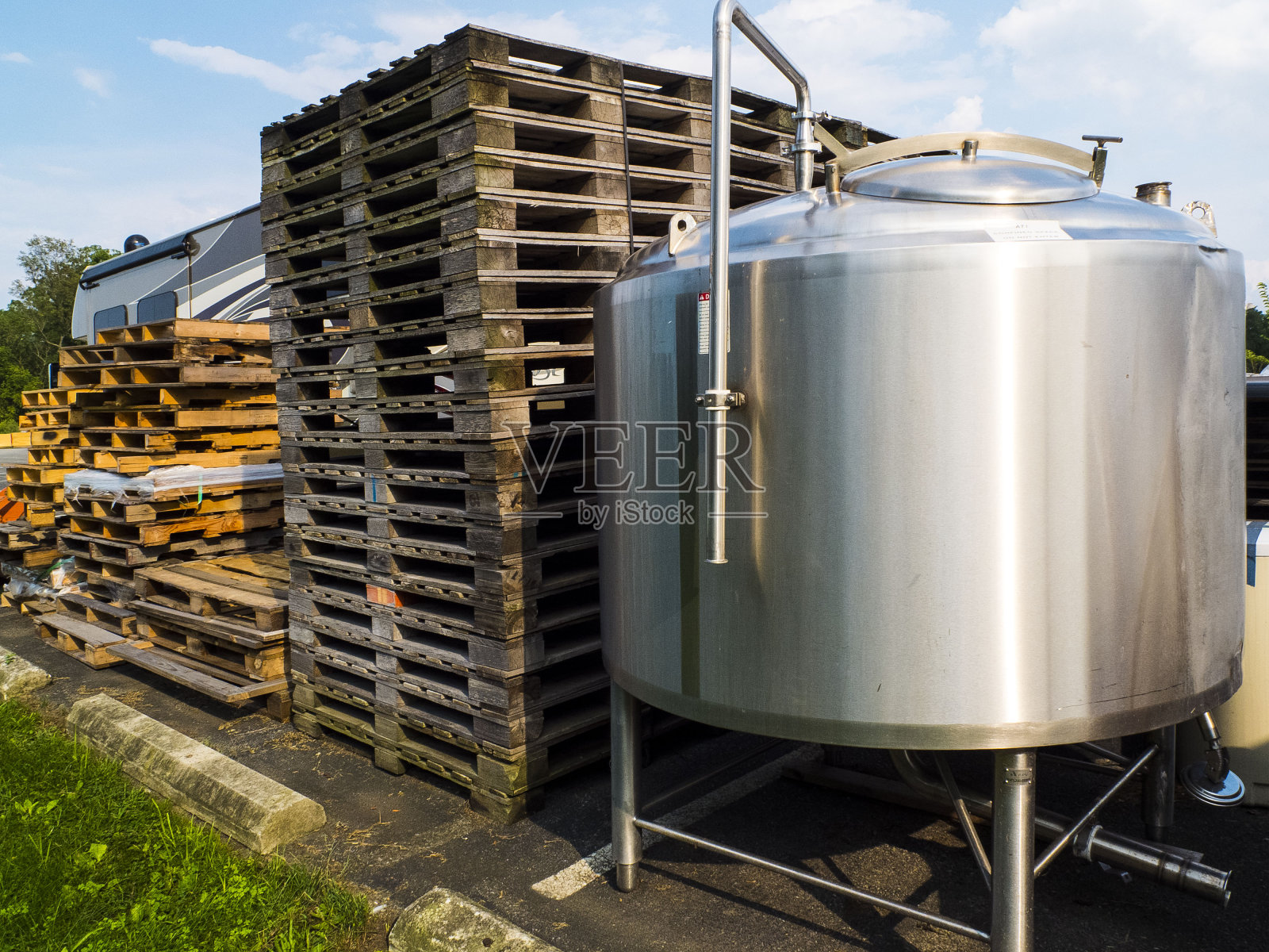 大型商业栈的托盘与啤酒酿造不锈钢罐照片摄影图片