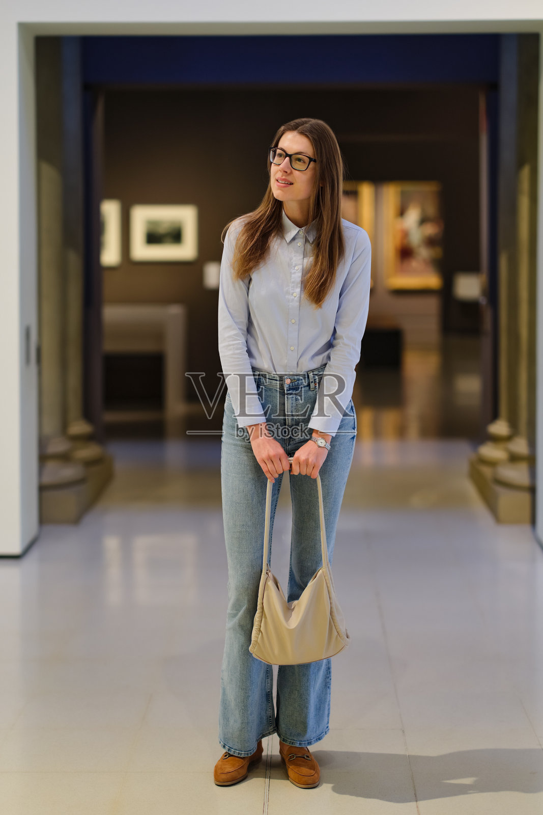 参观美术馆的女性生活方式概念。照片摄影图片