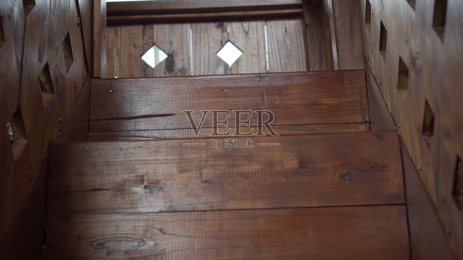 通往下一层楼的木楼梯非常干净照片摄影图片