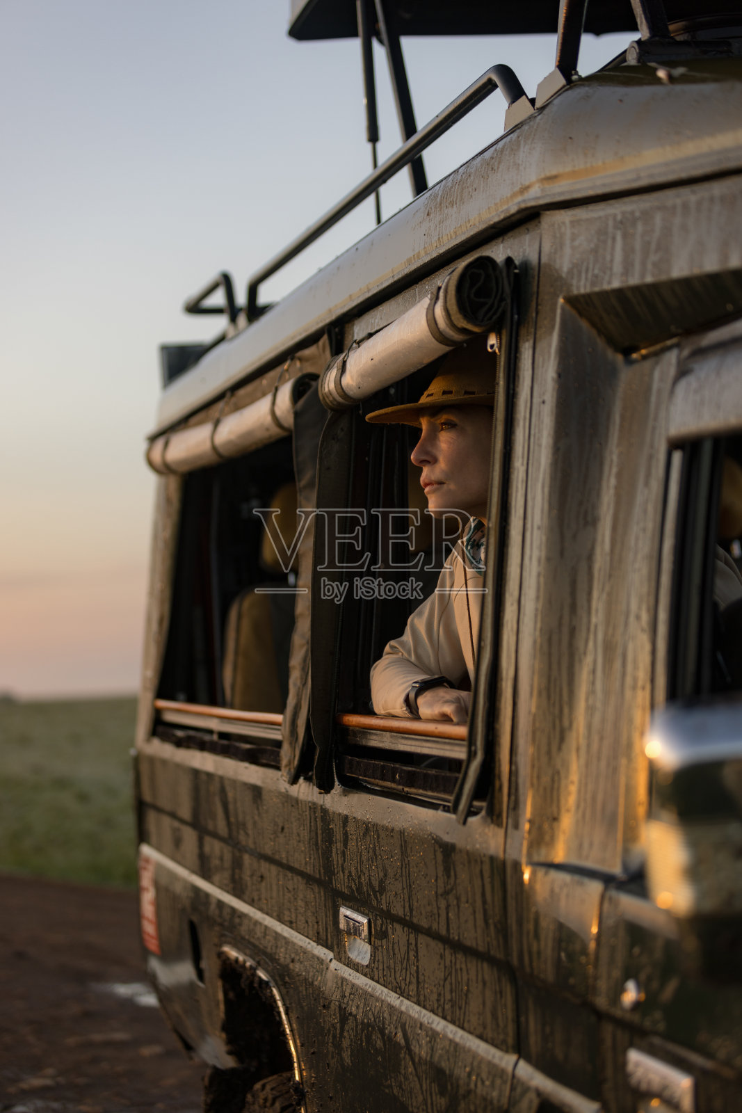 沉思的女探险者在野外驾驶游戏。照片摄影图片
