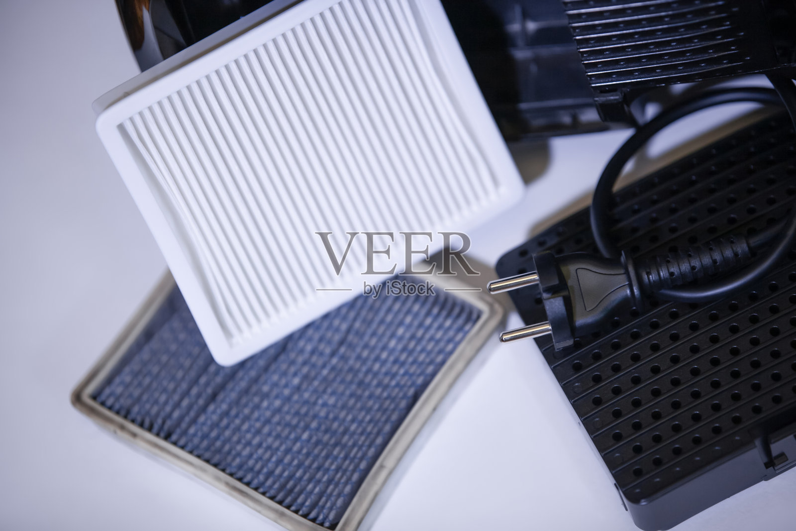 真空吸尘器新、旧方形滤尘器。有选择性的重点。特写镜头。照片摄影图片