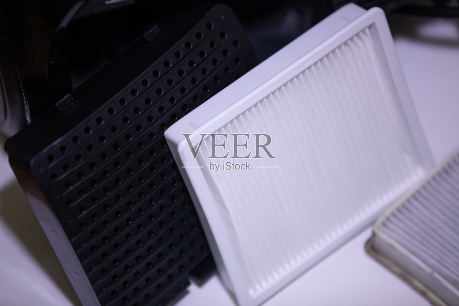 新型真空吸尘器白色方形粉尘过滤器。更换吸尘器过滤网。特写镜头。照片摄影图片