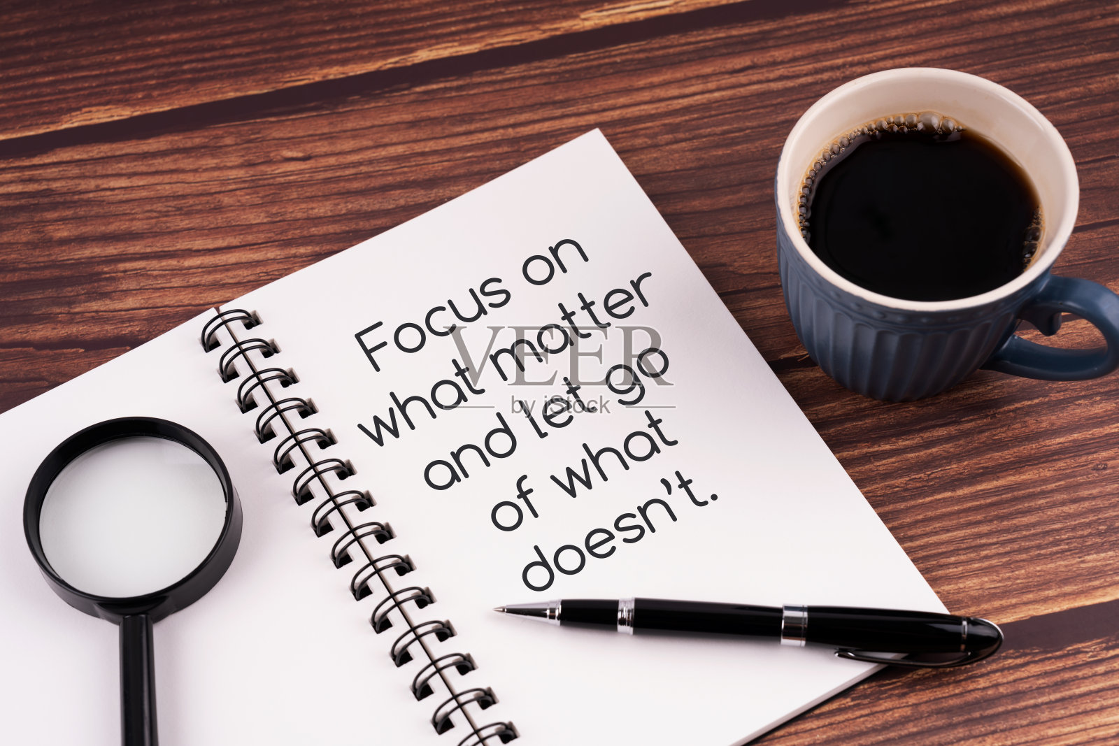 记事本上有关于关注生活的励志名言照片摄影图片