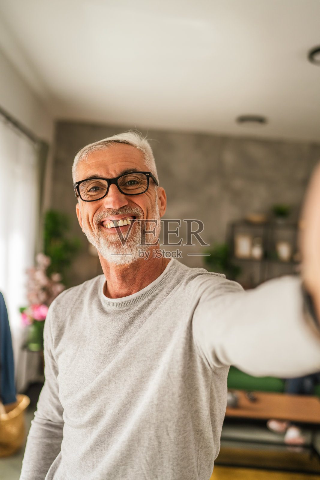 一个成熟的男人拿着手机自拍照片摄影图片
