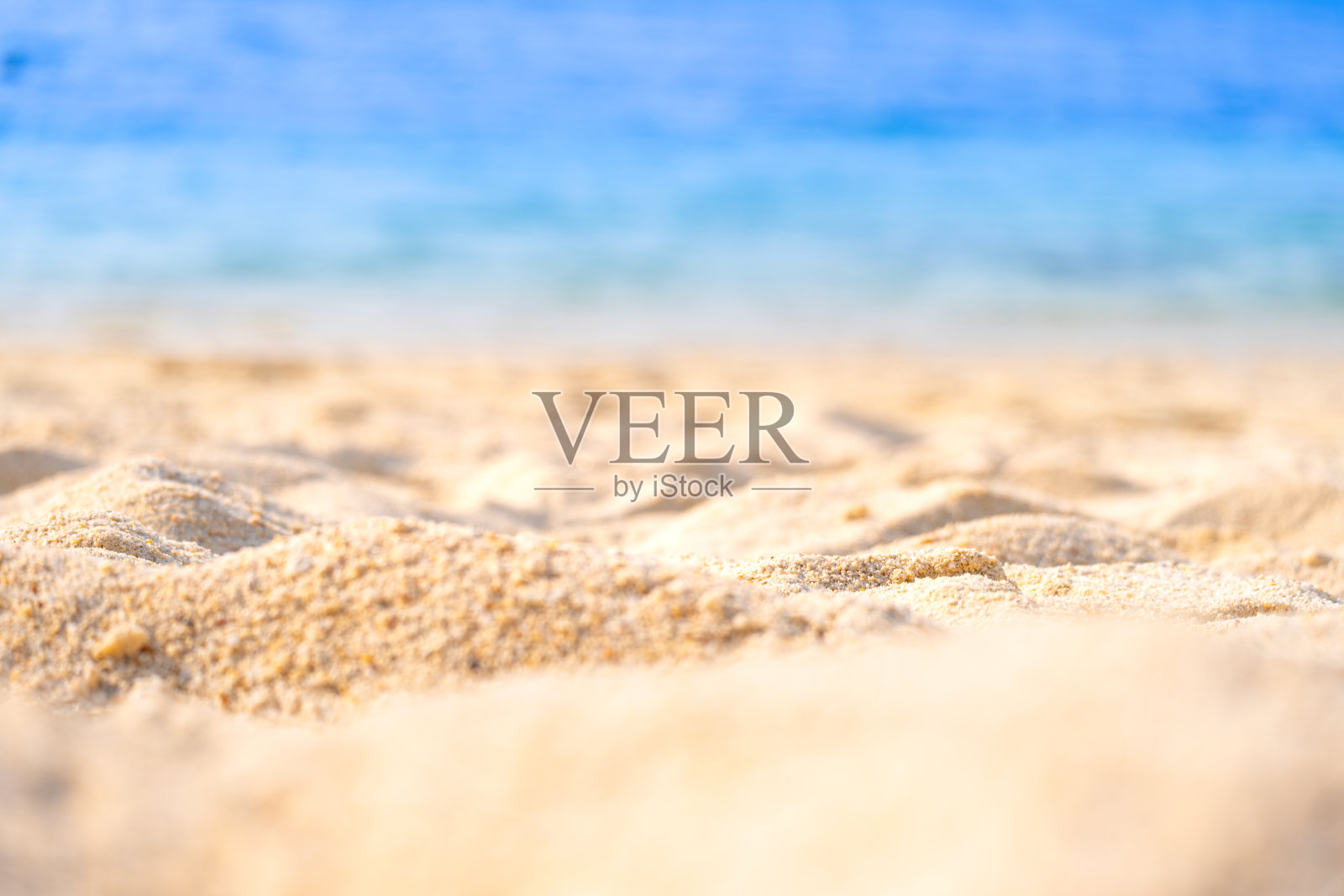 海滩沙滩背景暑假概念。海滩自然，夏日海水伴着阳光轻沙沙滩，海水波光粼粼照片摄影图片