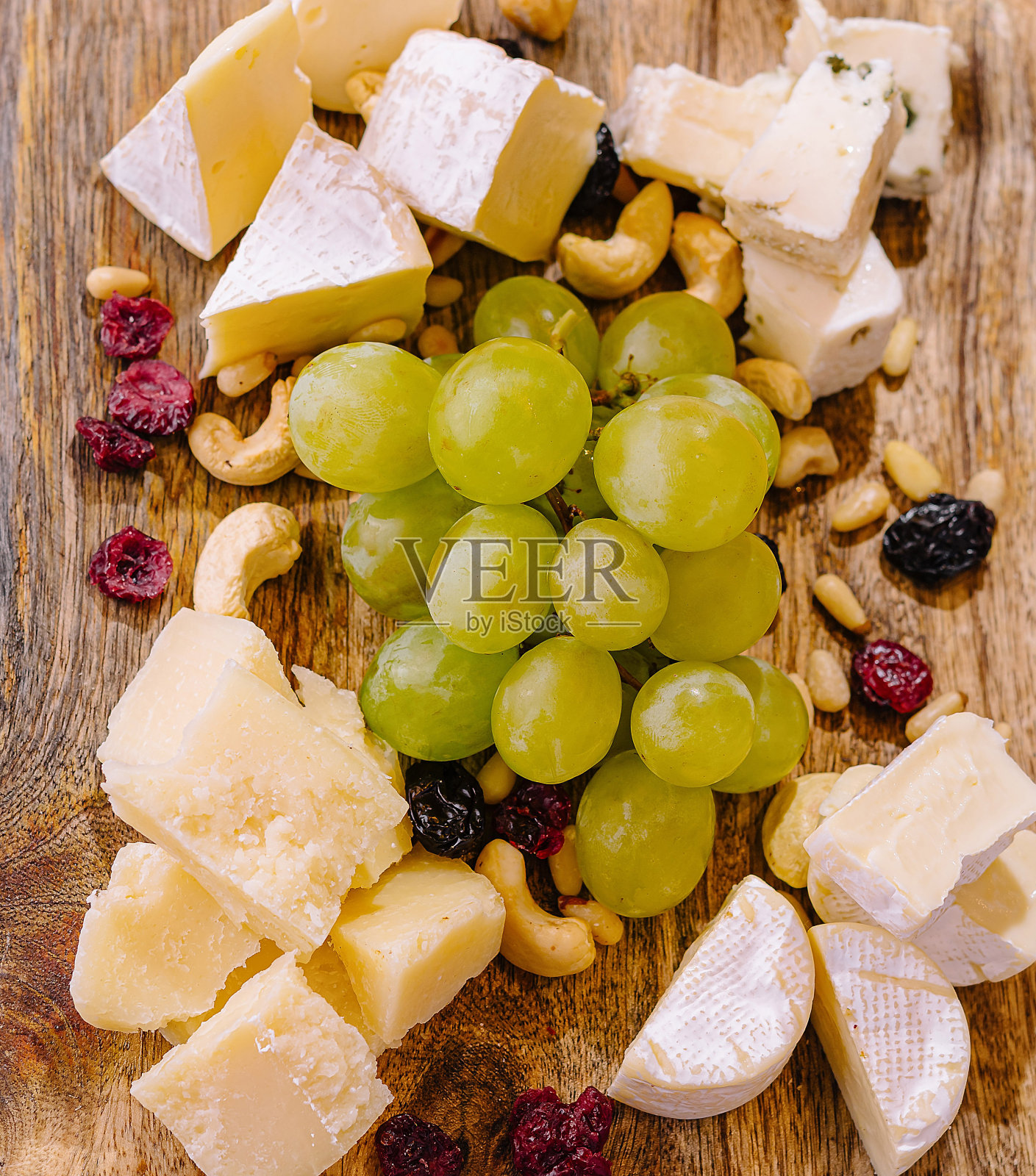 木板上的美味奶酪拼盘照片摄影图片