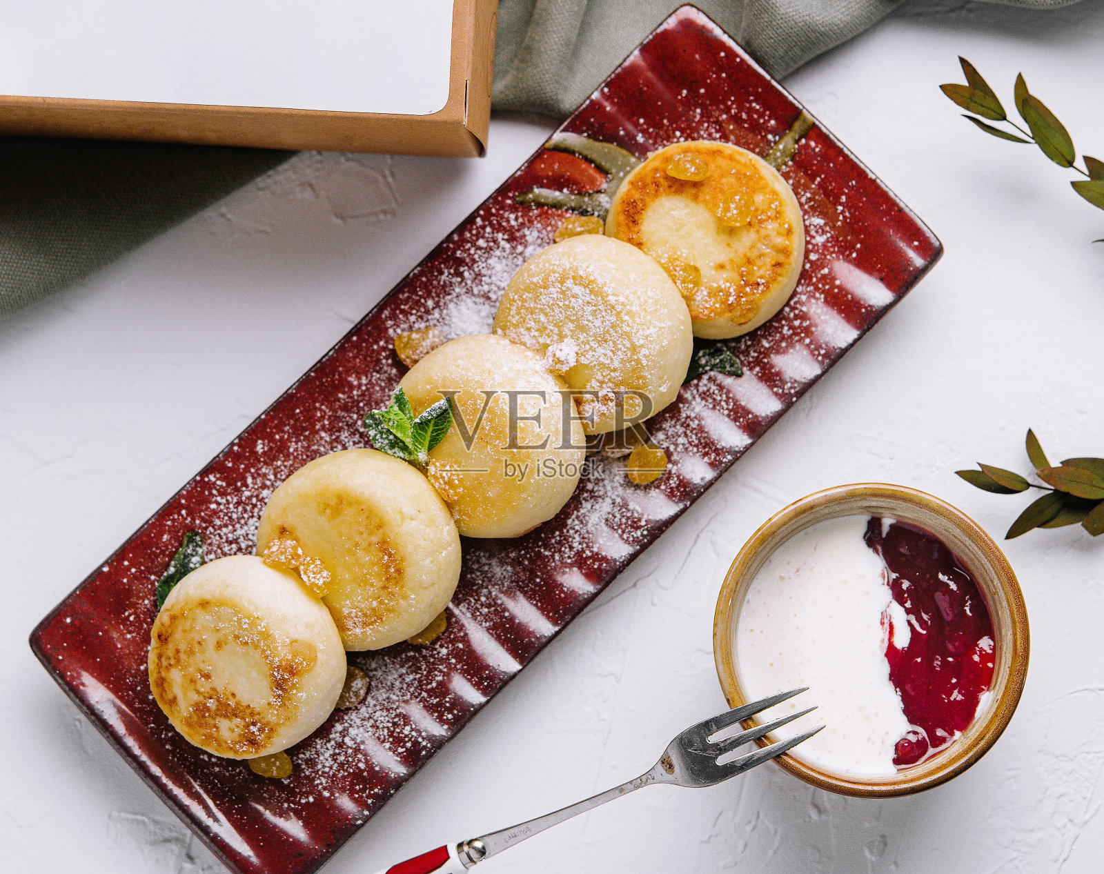 优雅的甜点展示在时尚的盘子与复制空间照片摄影图片