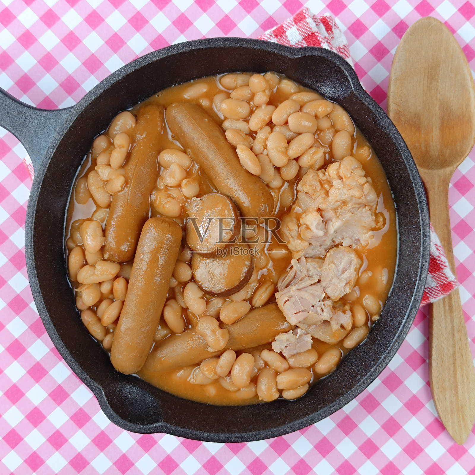 一盘炖豆，特写，放在桌子上照片摄影图片