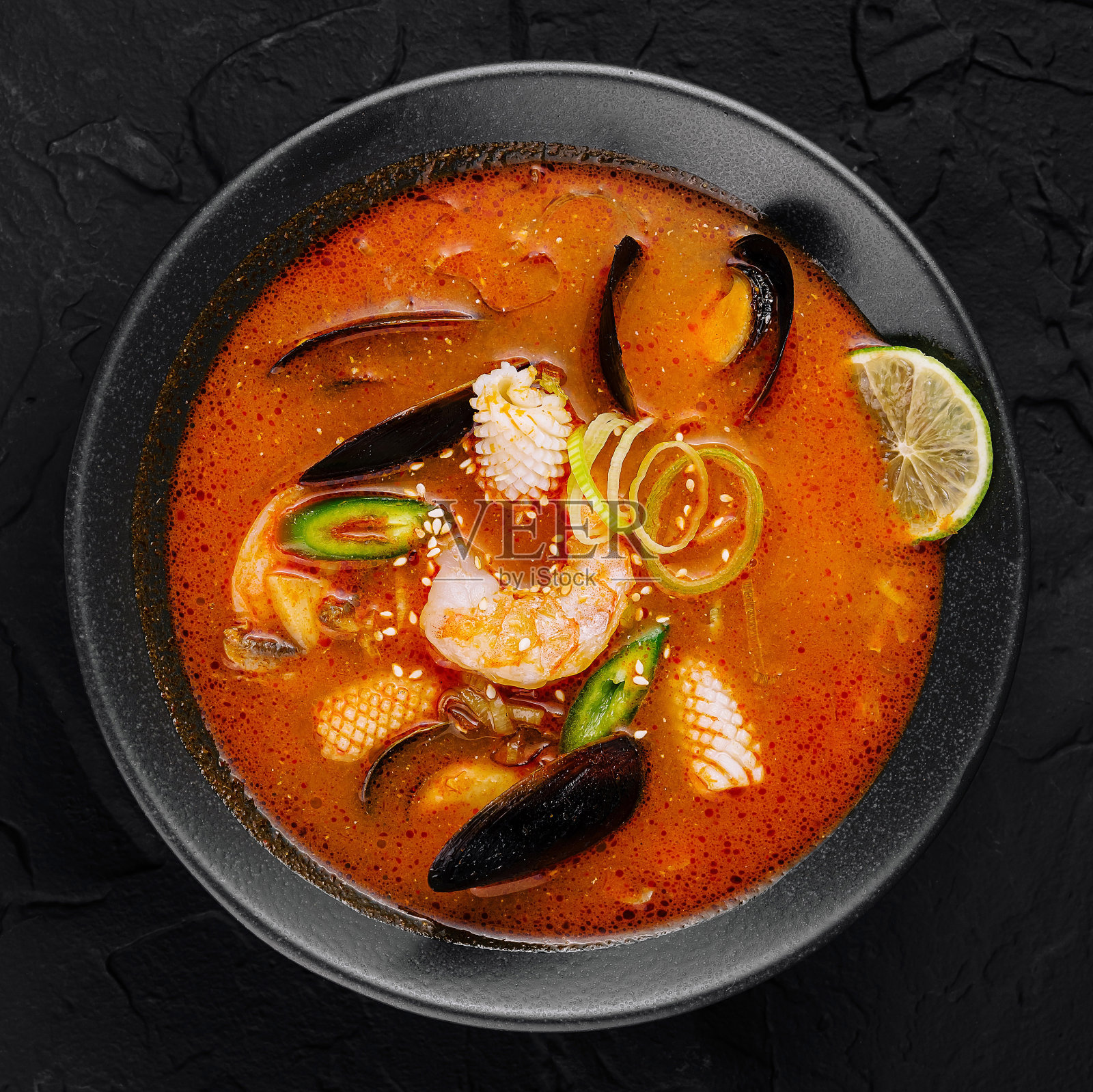 深色背景的辛辣海鲜汤照片摄影图片