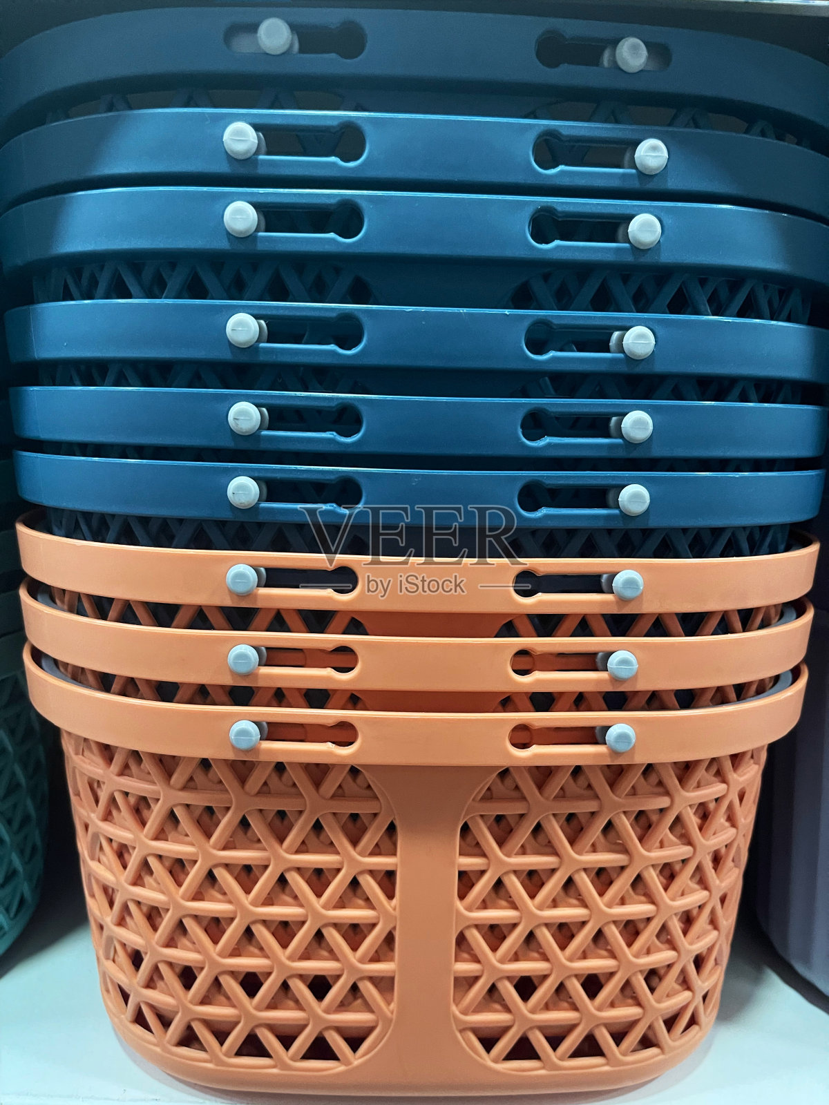 商店货架上的塑料篮子照片摄影图片