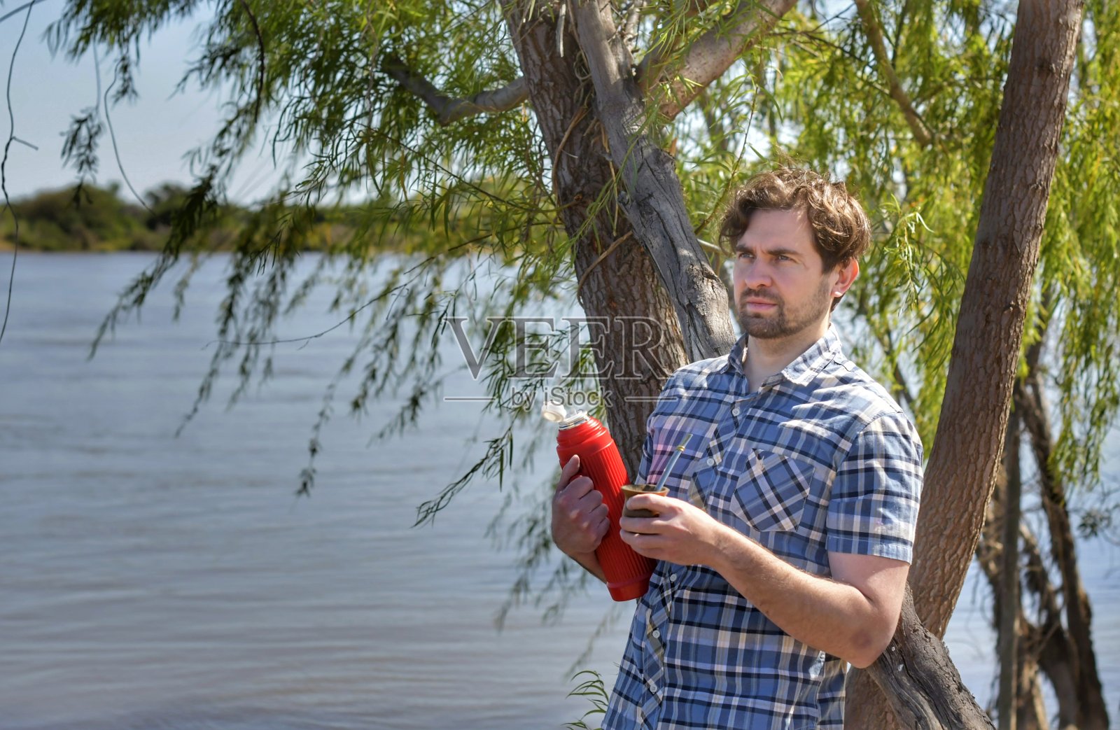 年轻人。照片摄影图片