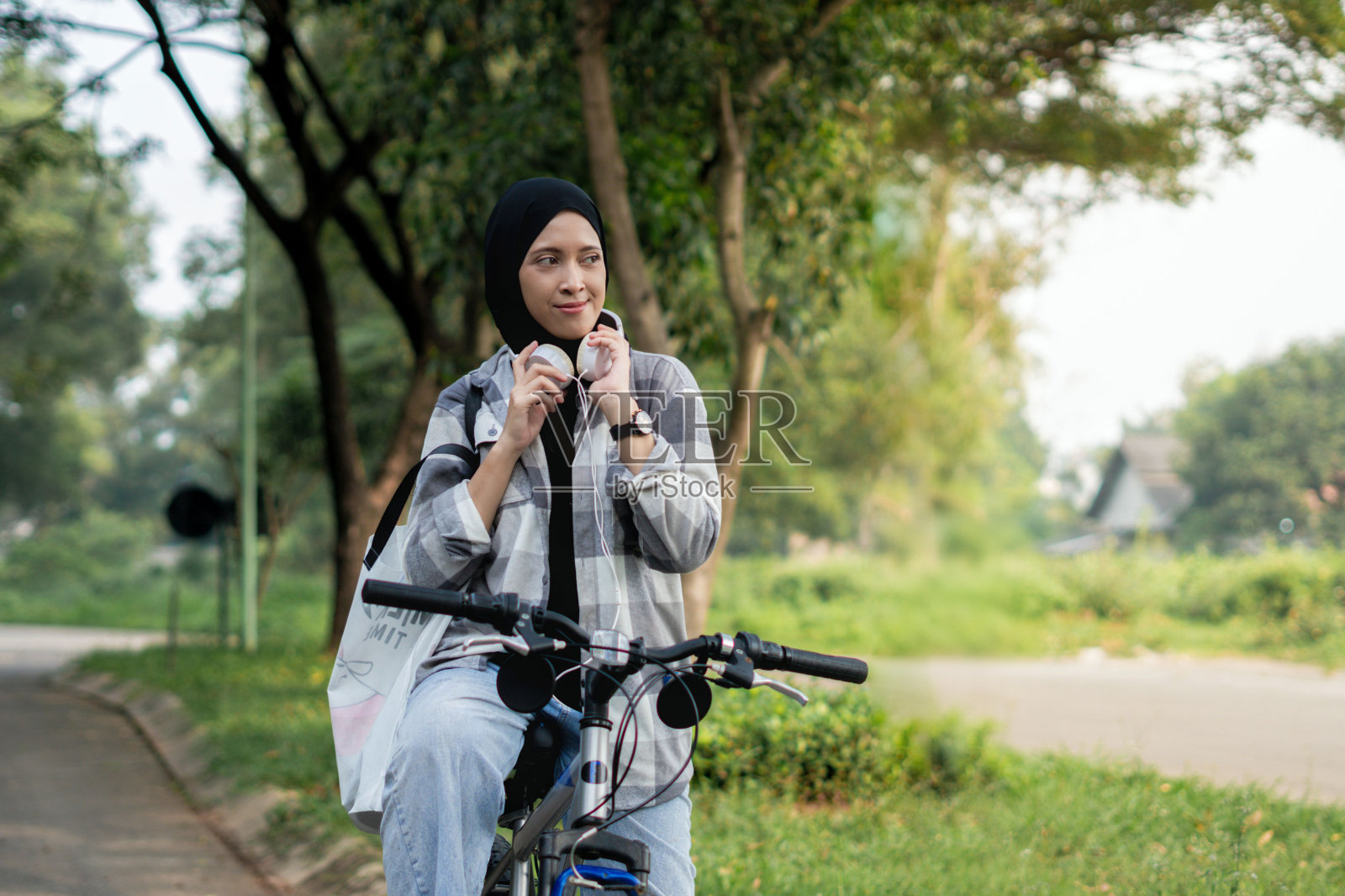 骑自行车进行户外活动照片摄影图片