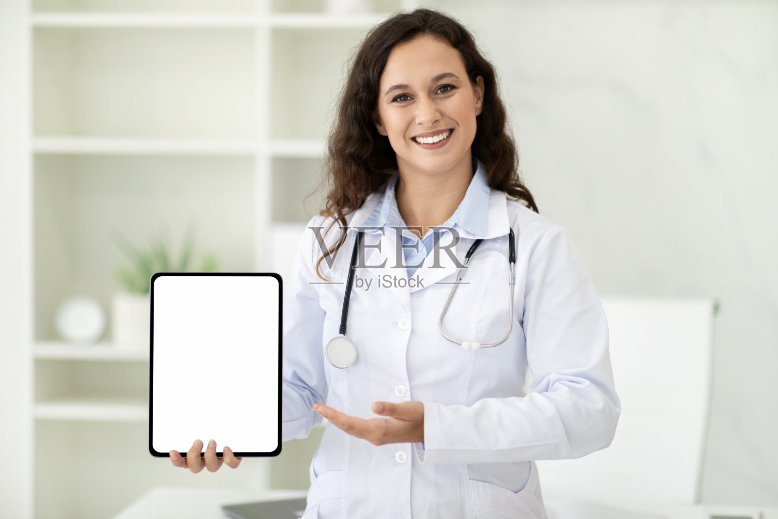 女医生手里有白色空白屏幕的数字平板电脑照片摄影图片