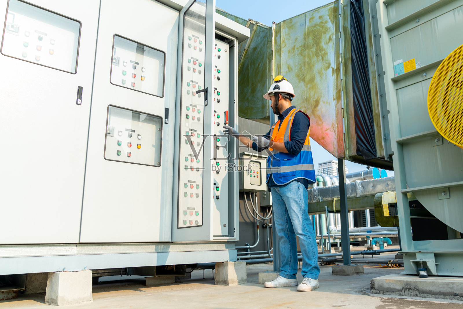 在室外建筑工地屋顶工作的工程师。照片摄影图片