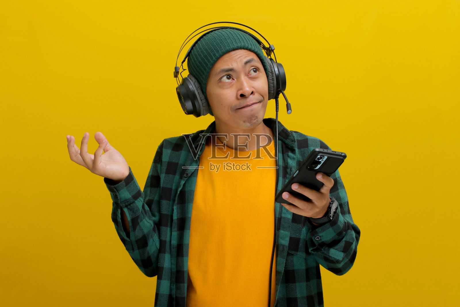 一名亚洲男子凝视着音乐播放列表照片摄影图片