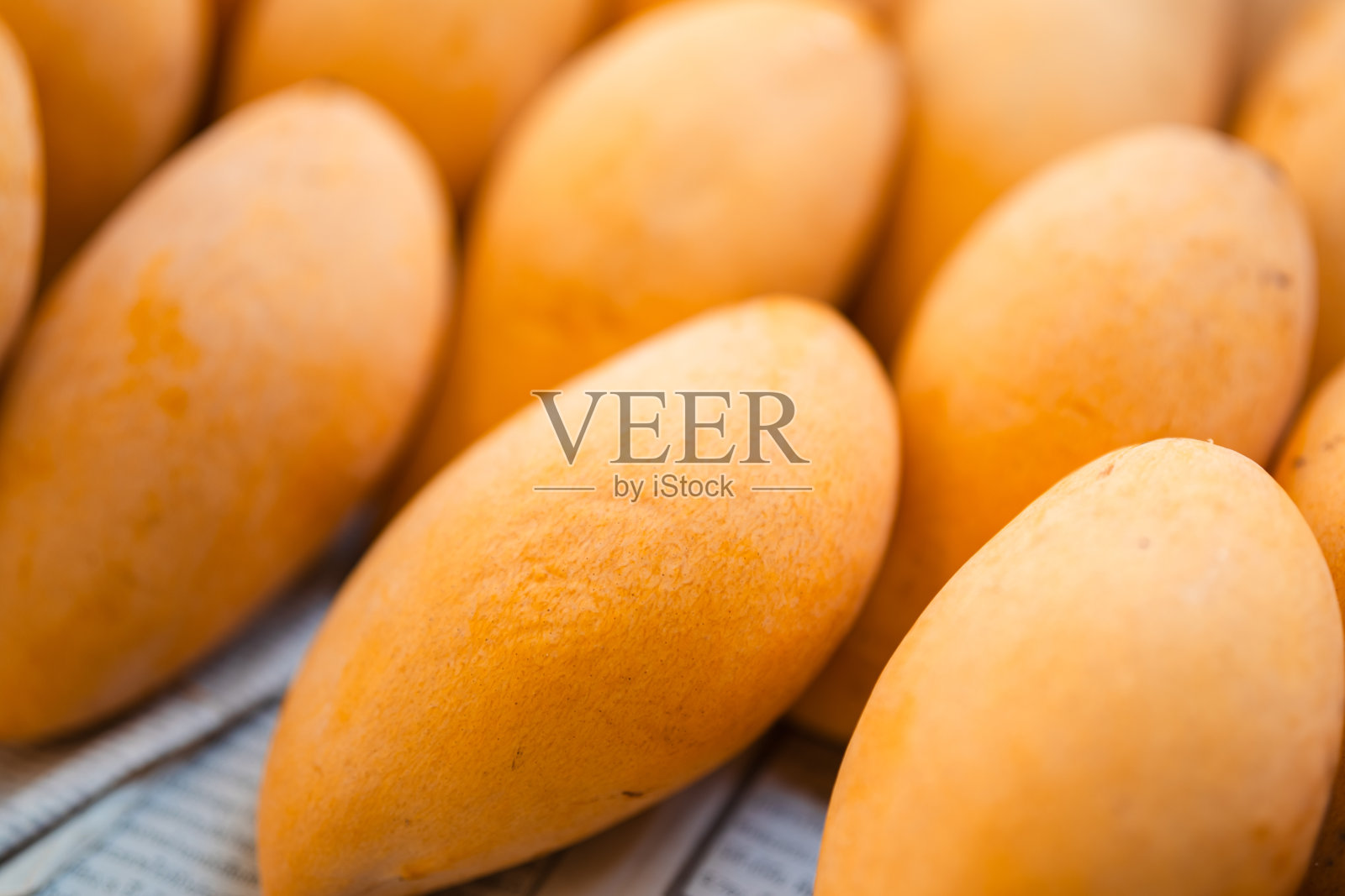 芒果糯米:香甜的糯米，配上新鲜的芒果和椰奶。东南亚。斋月的食物。照片摄影图片