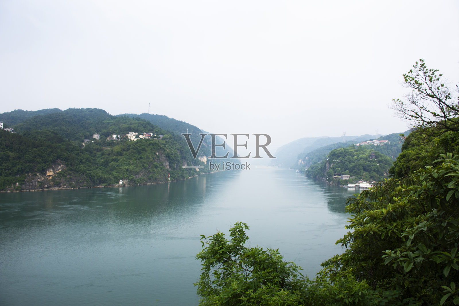 在中国湖北省宜昌市的西陵峡三亚洞观景处，为中国游客观赏长江三峡或长江运河上的风景和山脉照片摄影图片