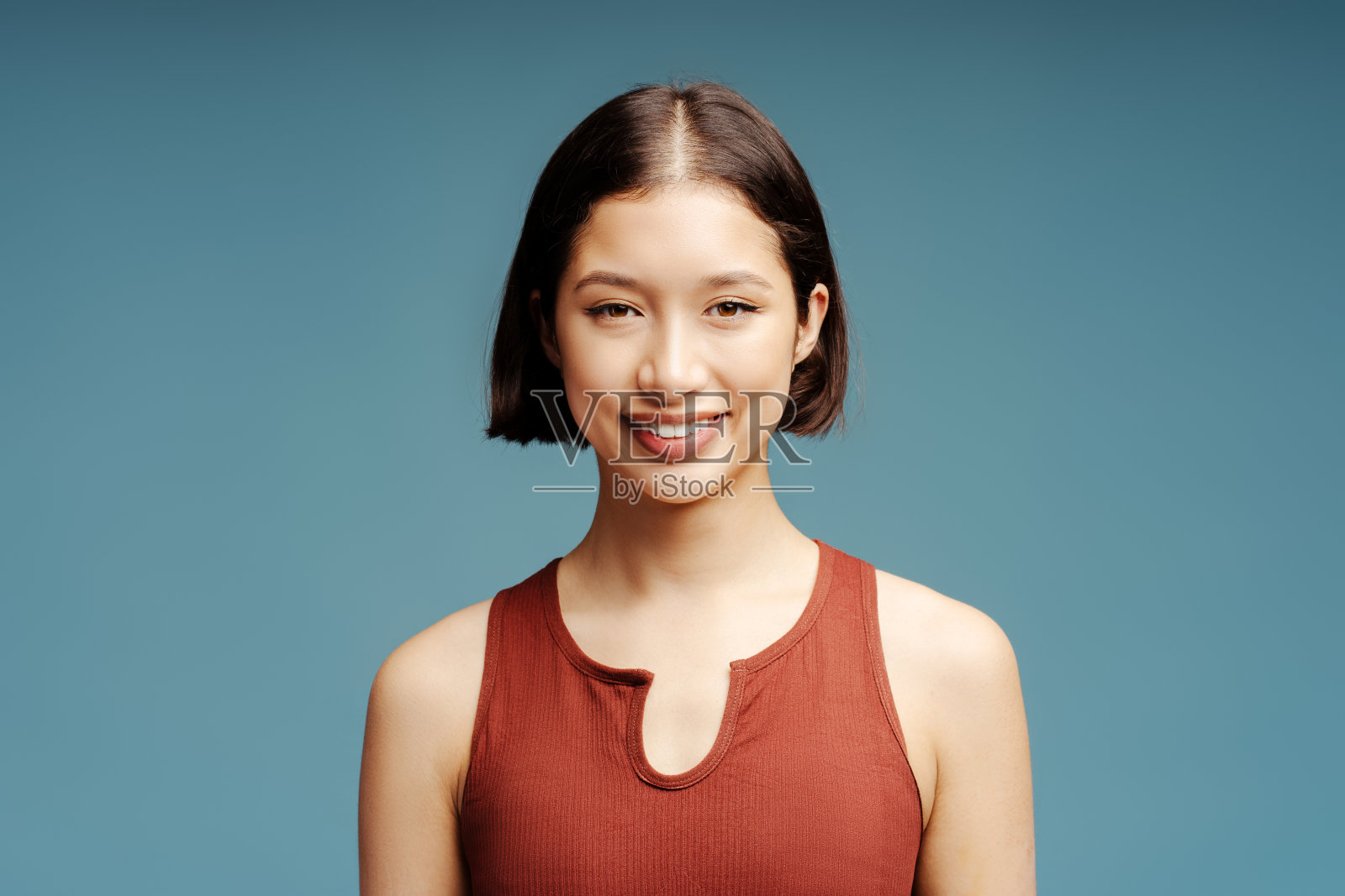 强壮活跃的肌肉，健美的年轻女子看着镜头，摆姿势照片摄影图片