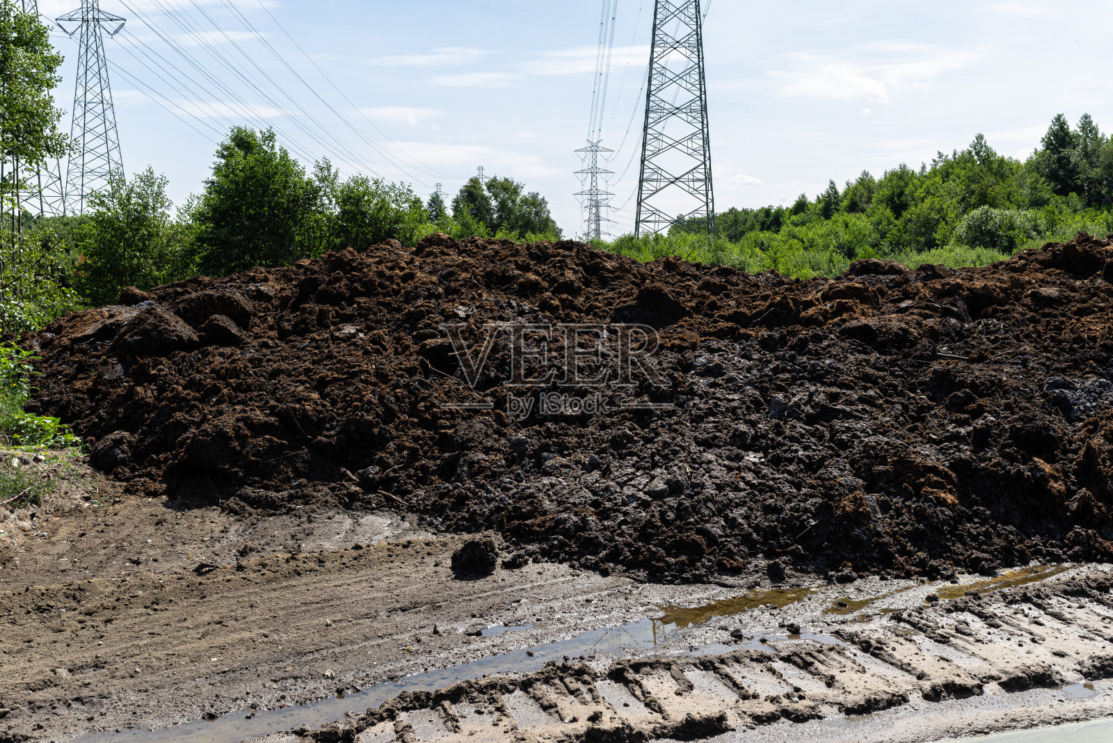从沼泽沼泽中挖出泥炭，可见由泥炭组成的山脉。照片摄影图片