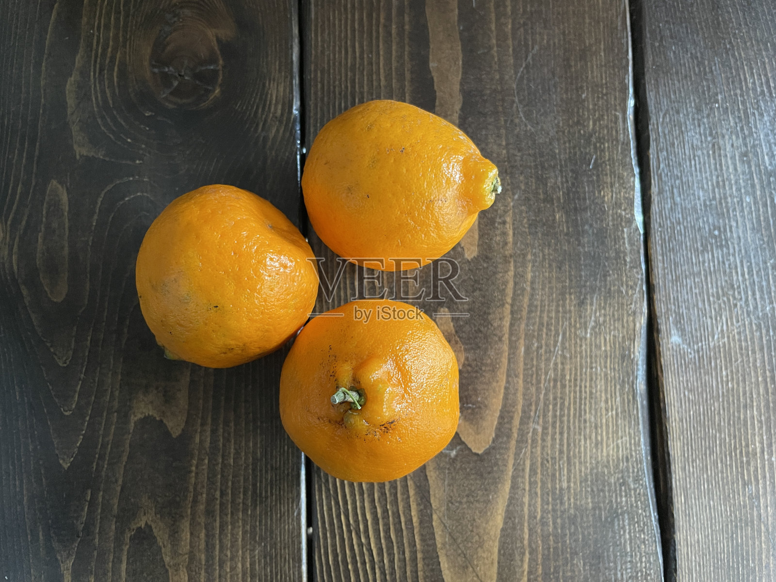 相扑普通话这个名字很适合这种新橙子，因为它的大小和独特的顶髻，就像相扑选手的头髻。照片摄影图片