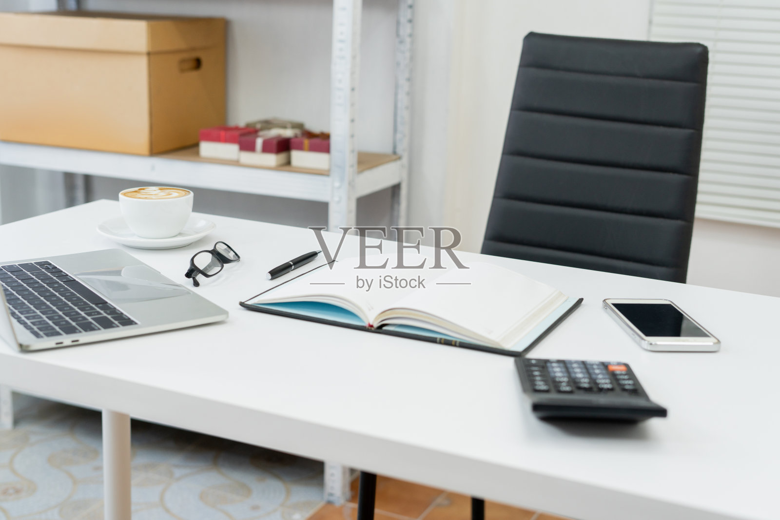 笔记本电脑、书籍和咖啡为现代办公空间的效率和创造力提供了动力。照片摄影图片