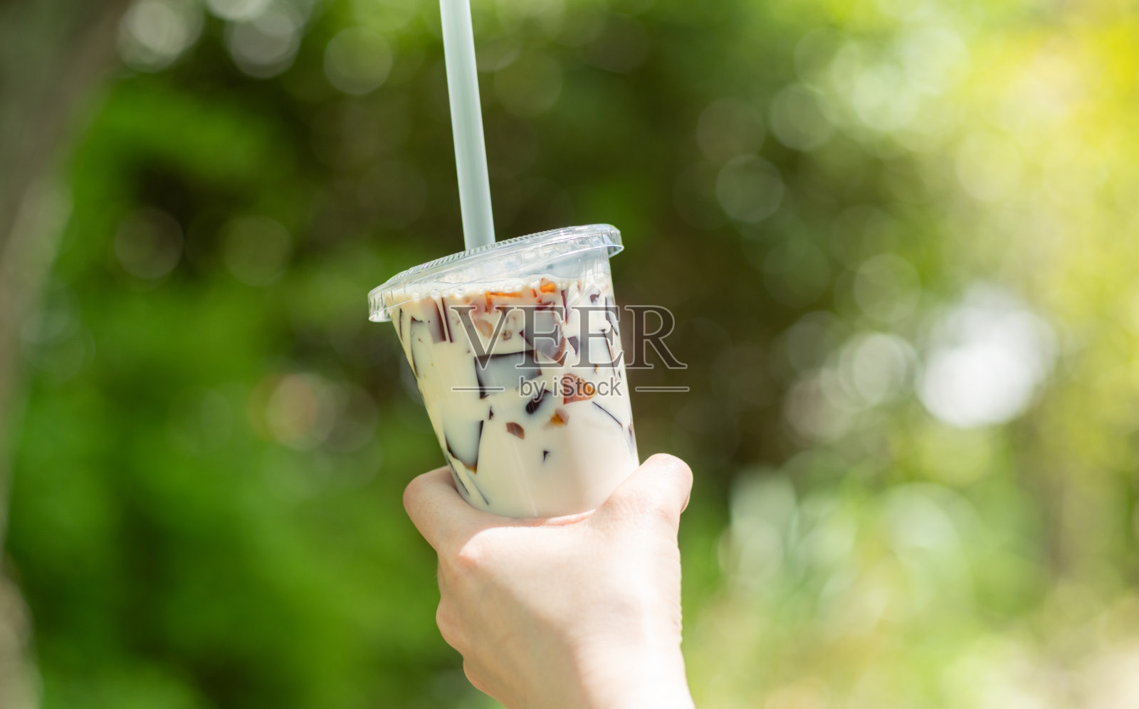 在户外喝点外卖饮料照片摄影图片