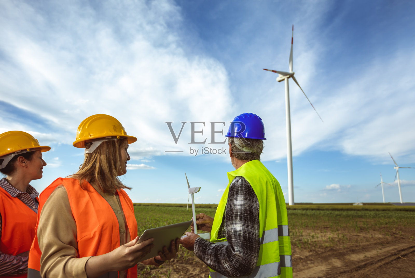 在风力涡轮机现场工作的维修工程师照片摄影图片