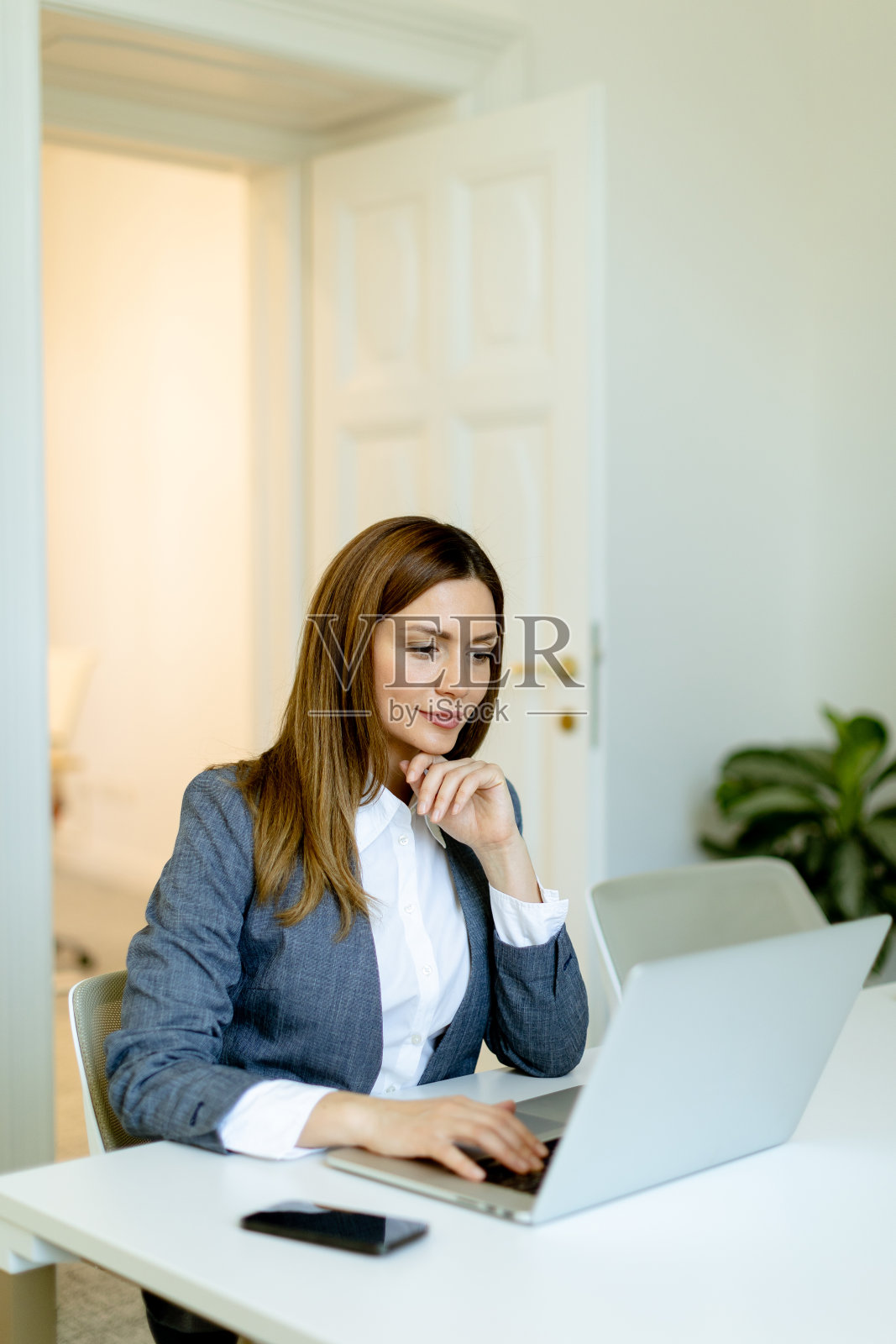 工作时间在现代化办公场所从事商务活动的职业女性照片摄影图片