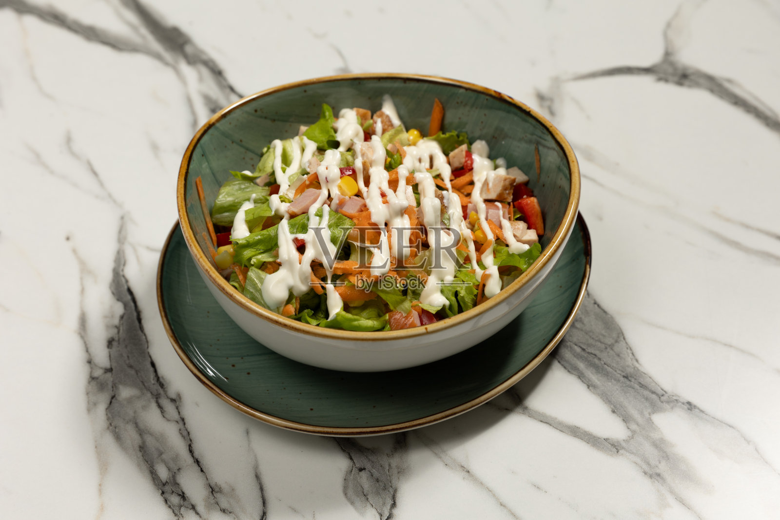 鸡肉拌沙拉配调料照片摄影图片