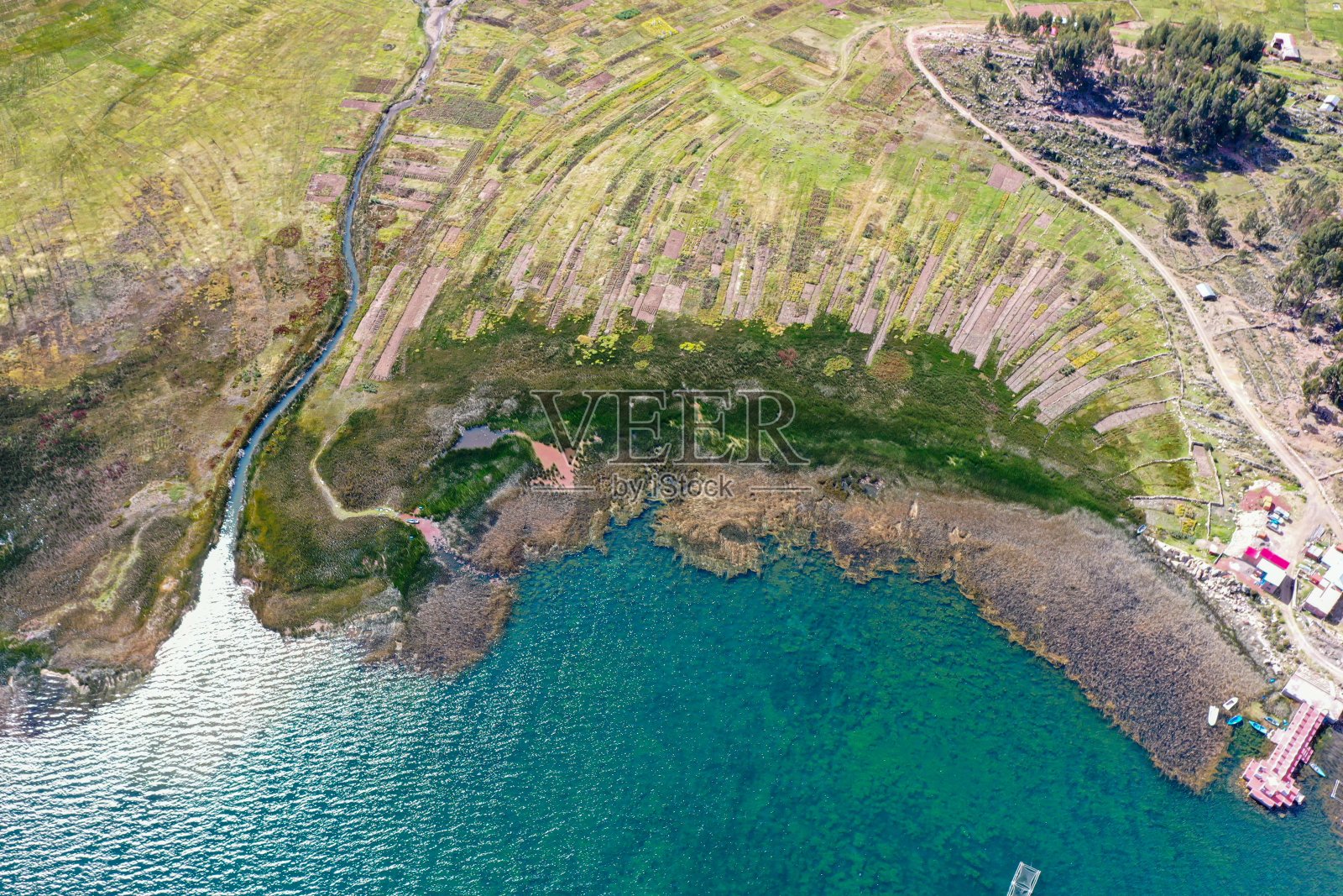 湖水碧蓝的湖湾和春天的草地照片摄影图片