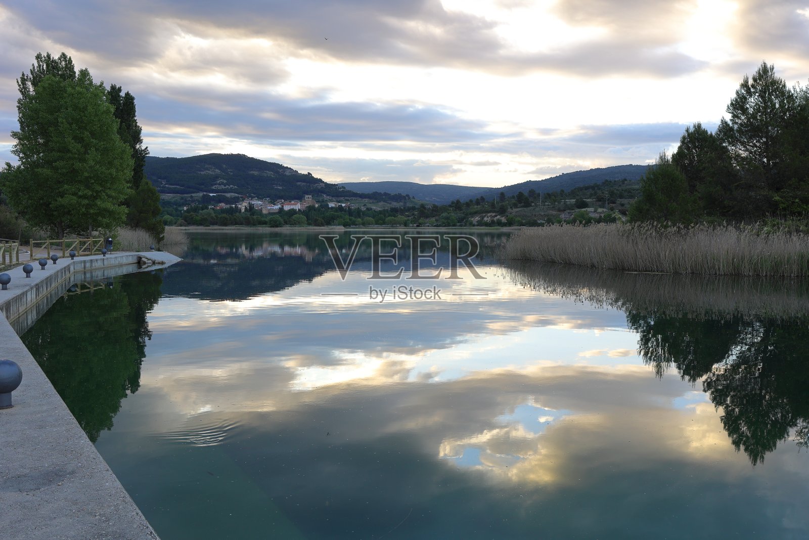 帕雷哈瓜达拉哈拉村的湖泊照片摄影图片
