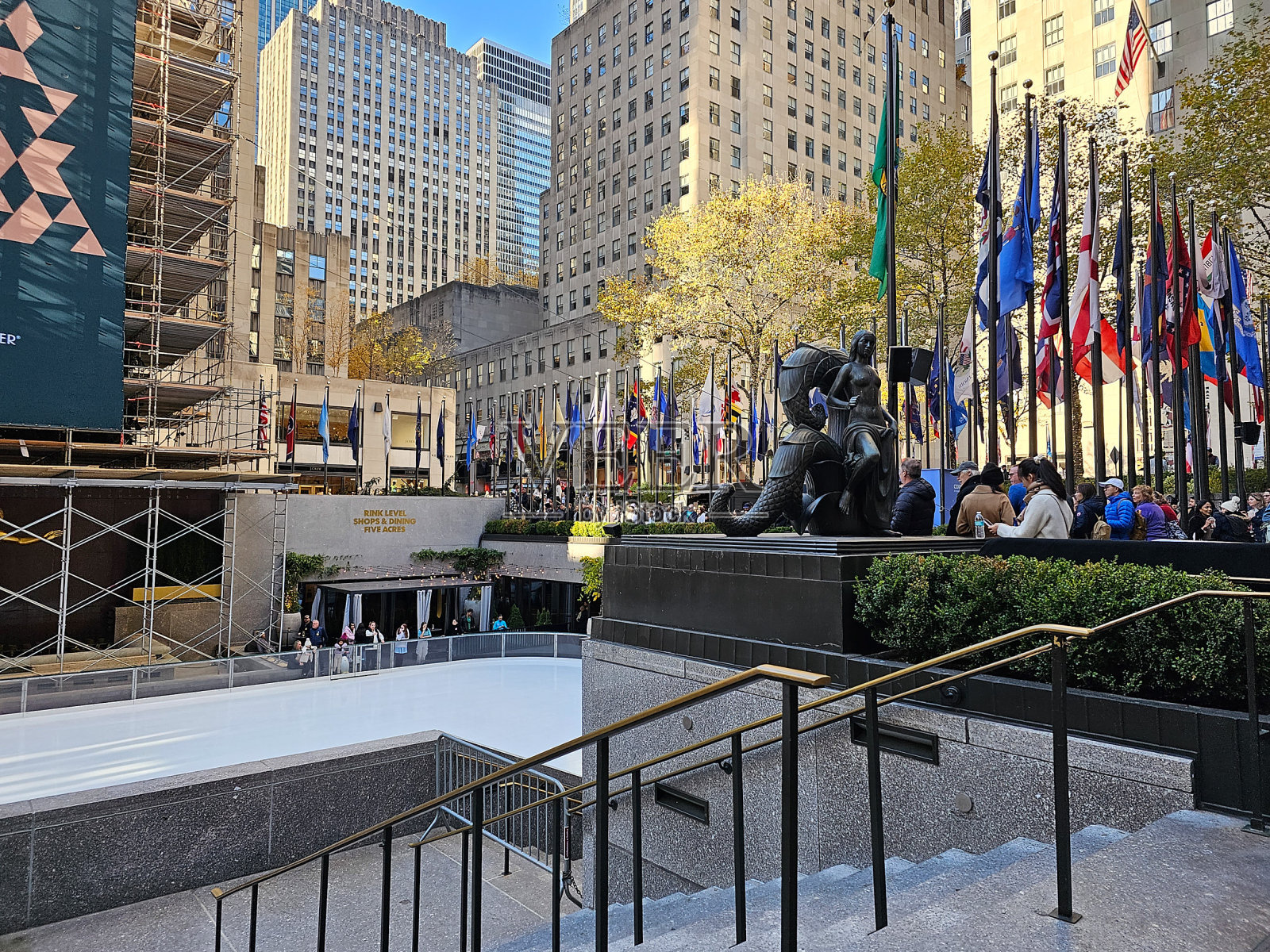 洛克菲勒中心的旗帜和游客照片摄影图片