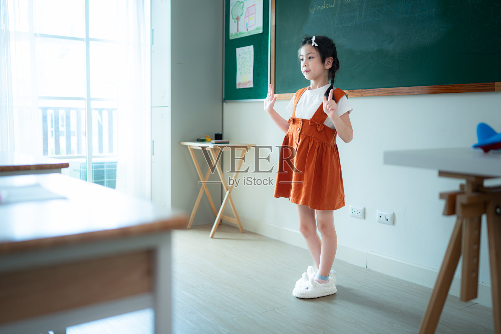 孩子们在教室前进行课堂展示活动照片摄影图片