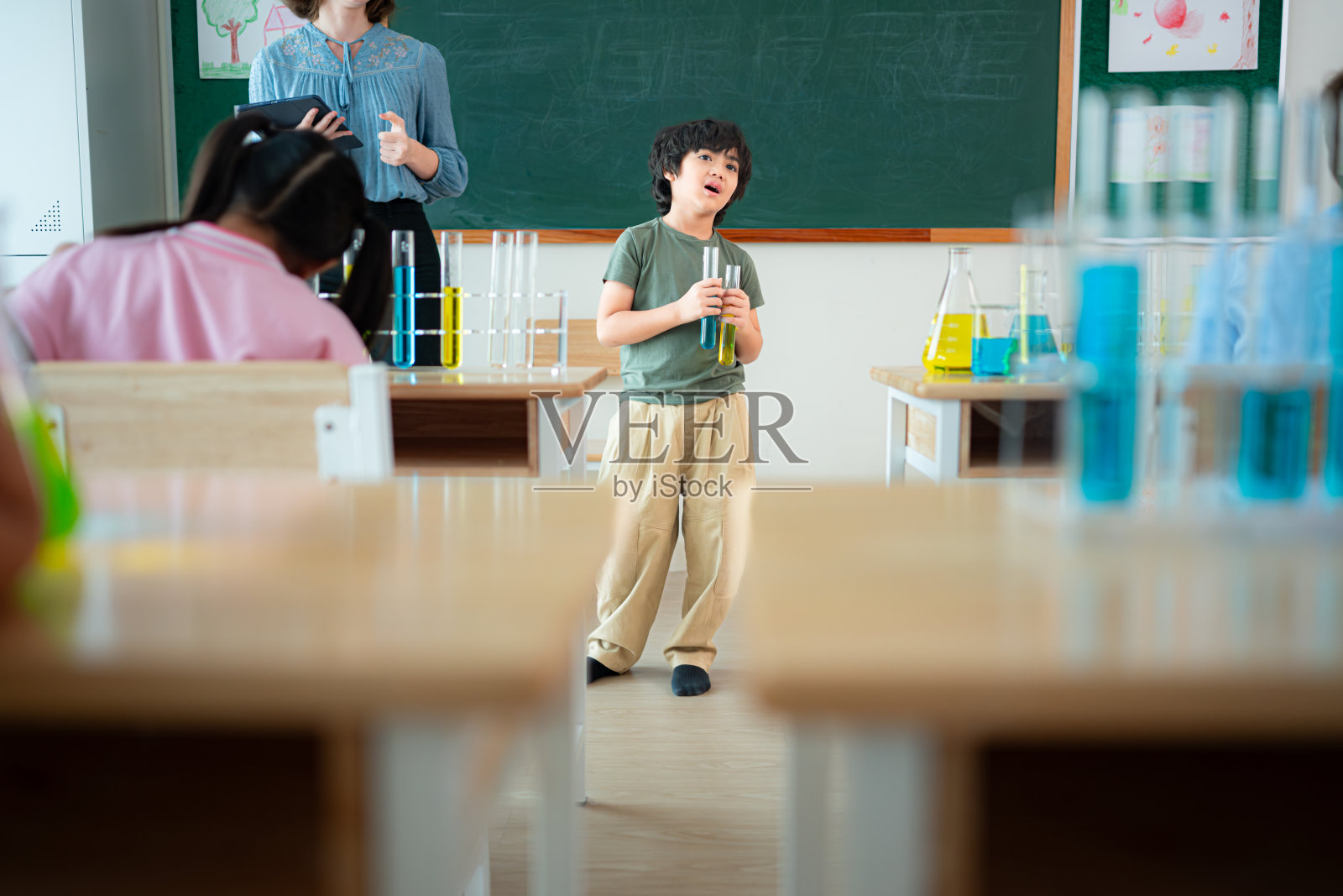 老师和学生，在学校的科学教室里学习和实验科学。照片摄影图片