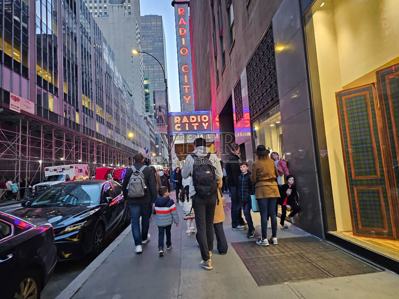 人行道上的行人照片摄影图片