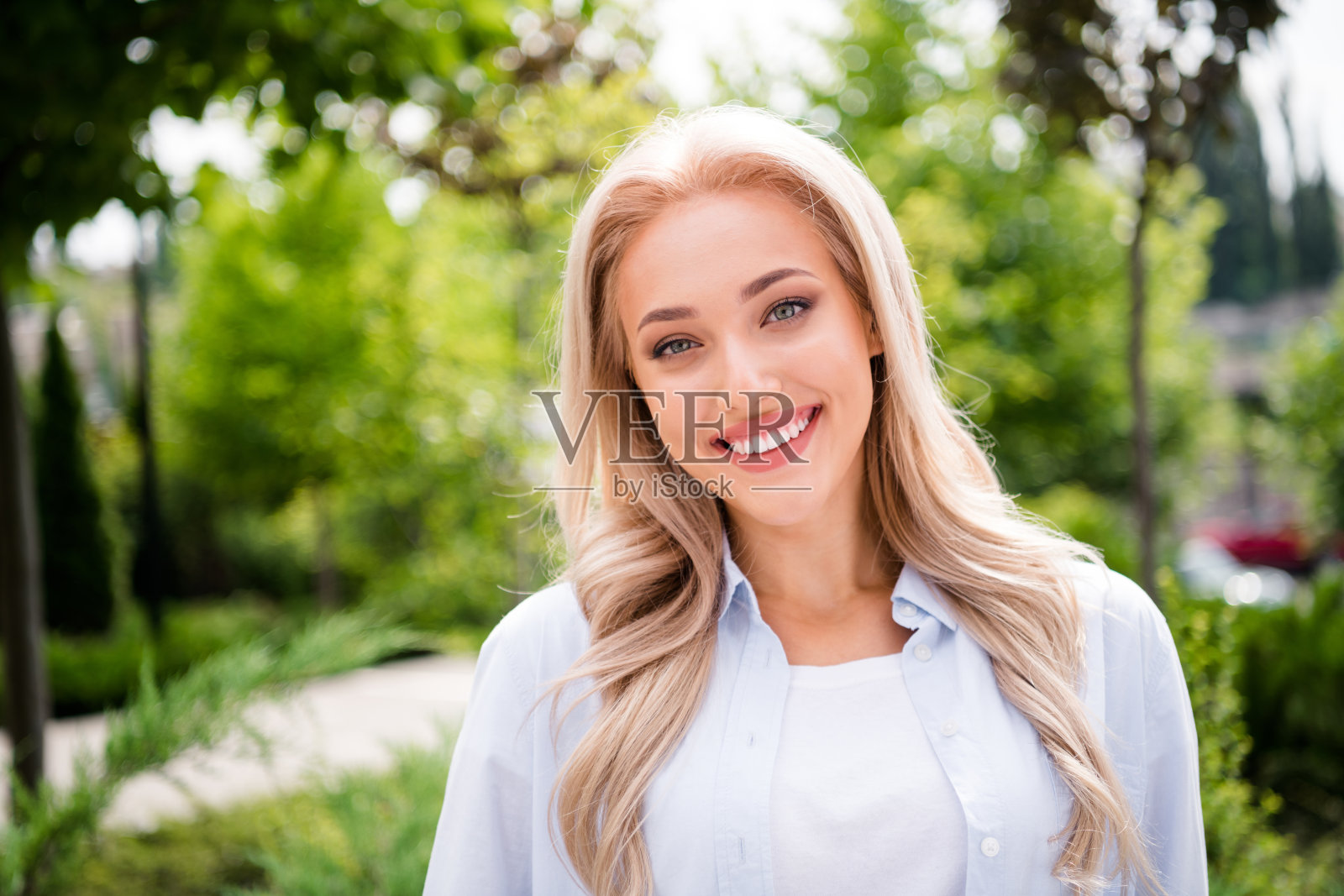 幸福的肖像照片迷人的金发满意的女人康复呼吸新鲜的空气户外美丽的绿色公园户外照片摄影图片