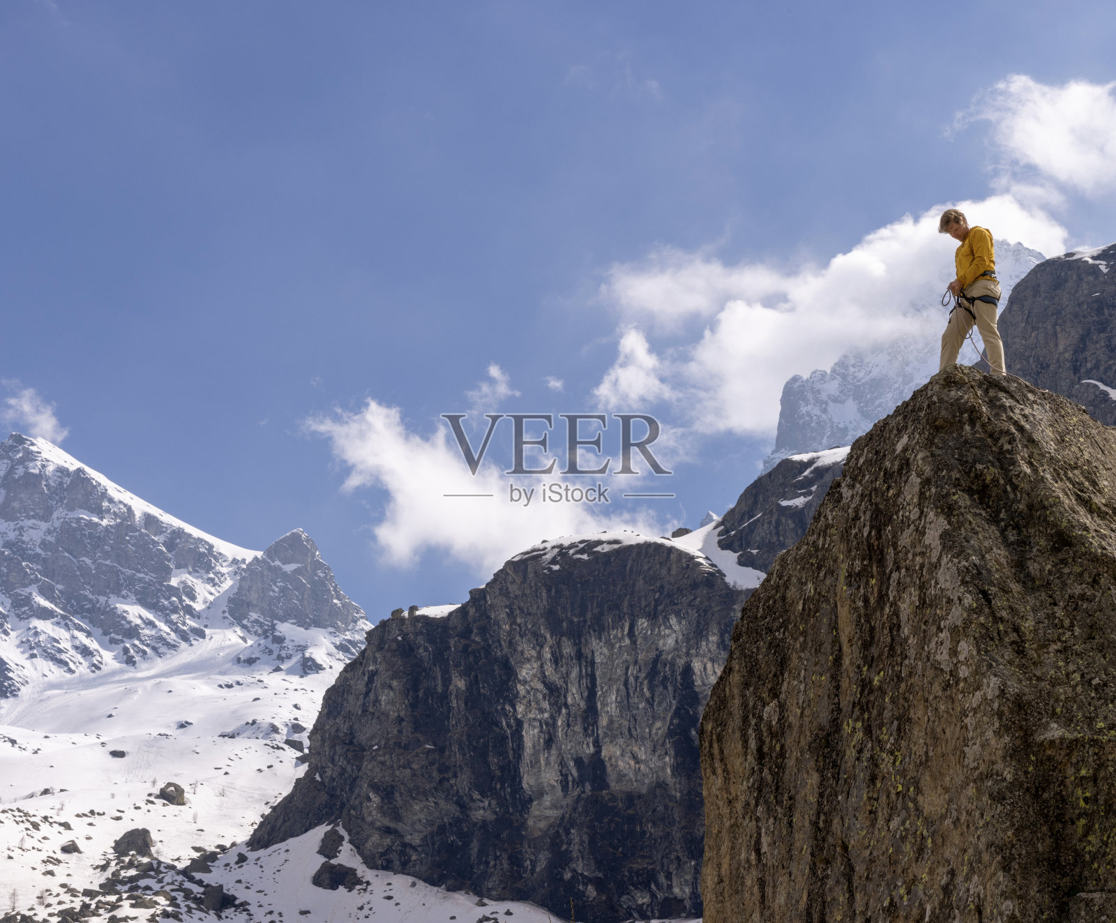 登山向导在山顶停下来照片摄影图片